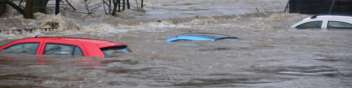 Coches atrapados en una inundación